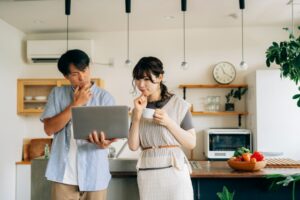 購入とリースを比較して悩む夫婦